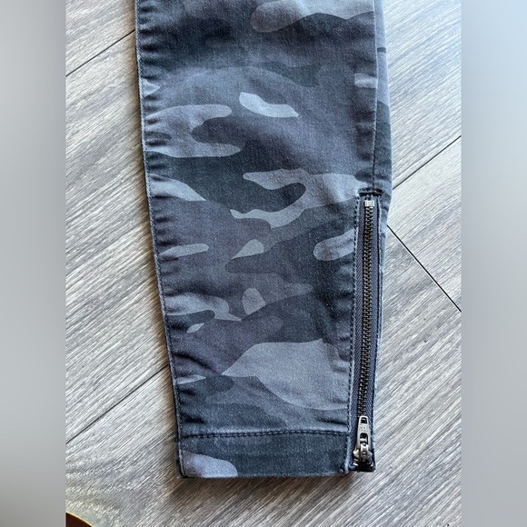 Knox Rose Camo Mid-Rise Utility Ankle Pants with Zip Ankle Detail. Size 2 - Picture 7 of 14